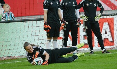 Nadja Angerer und fast eine halbe Mannschaft hinter ihr
