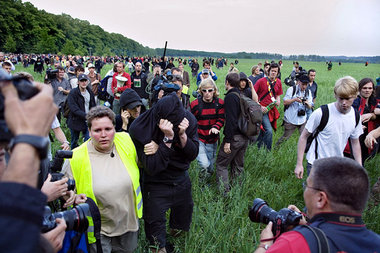 Enttarnt: Ein Zivilpolizist in szenetypischer Kleidung wird am M...