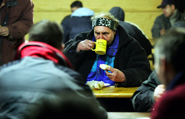 Ausbrüche aus dem tristen Alltag in Suppenküchen und Behörden zu...
