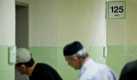 Asylbewerber im Wartebereich des Arztes in der Zentralen Aufnahm... Asylbewerber im Wartebereich des Arztes in der Zentralen Aufnahm...