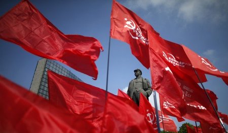 Flagge zeigen: Fahnen der KP der Ukraine am Lenin-Denkmal in Don...