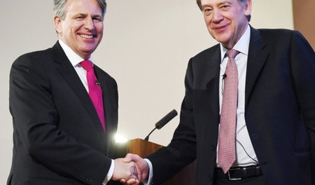 Handschlag der Konzernchefs: Shell-CEO Ben van Beurden (l.) und ...