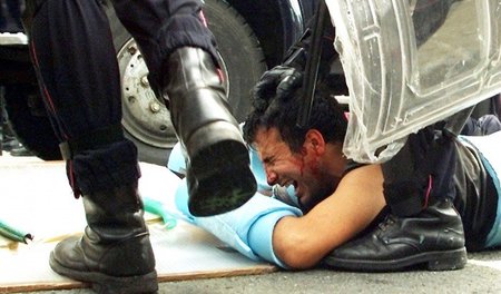 Polizeiterror gegen Demonstranten während des G-8-Gipfels 2001 i... Polizeiterror gegen Demonstranten während des G-8-Gipfels 2001 i...