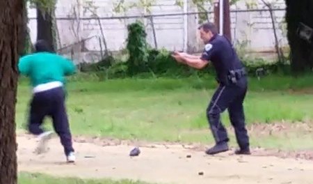 Mit acht Schüssen streckte der weiße Polizist M. Slager den Afro... Mit acht Schüssen streckte der weiße Polizist M. Slager den Afro...