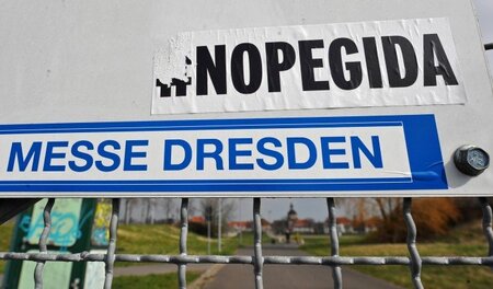 Pegida darf am Montag auf einem Gelände der Messe Dresden, der s...