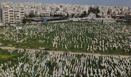 Vom Krieg zerstörte Stadt: Blick über den Kadi-Askar-Friedhof in...