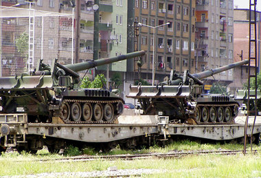 Türkische Panzer werden in Diyarbakir zum Transport an die iraki...