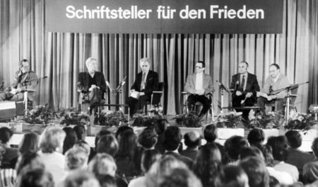 Lesung für Frieden und Sozialismus angesichts der damals wieder ...