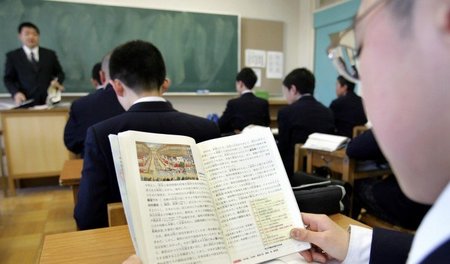 Lesen für die patriotische Erziehung: Schüler mit Geschichtsbuch...