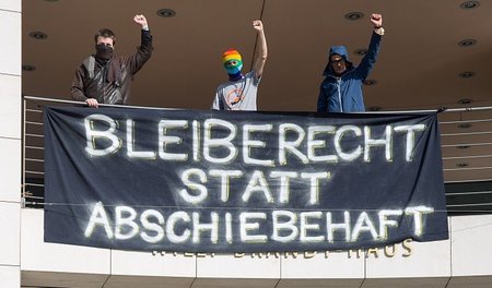 Flucht ist kein Verbrechen: Besetzer auf dem Eingangsportal des ...