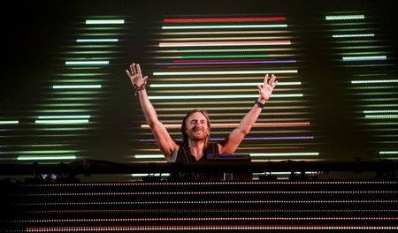 Hart arbeiten an der Spaß-Verpflichtung: David Guetta, Angeber d...