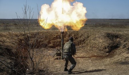 Training für den Krieg: Ukrainischer Fallschirmjäger bei einer Ü...