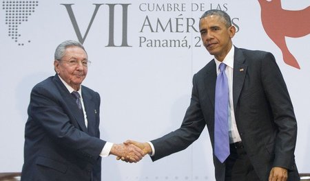 Shakehands in Panama: Zum ersten Mal nach einem halben Jahrhunde...