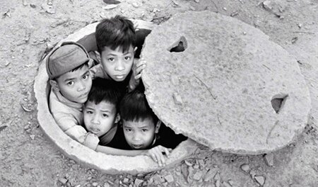 Unter Gullideckeln verstecken sich die Kinder vor den amerikanis...