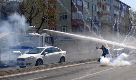Das Verbot des Grup-Yorum-Konzerts versuchte die Polizei mit all...