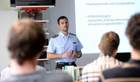 Wo gehts hier an die Front? Jugendoffizier will Kanonenfutter we...