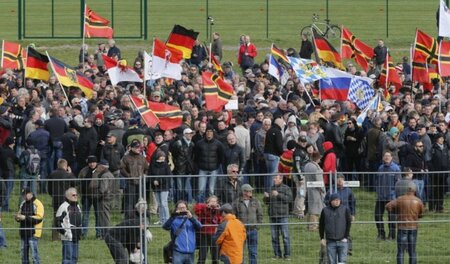 In die Dresdner Flutrinne kamen weit weniger Pegida-Anhänger als...