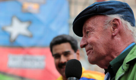 Eduardo Galeano mit Venezuelas Präsident Nicolás Maduro  (Caraca...