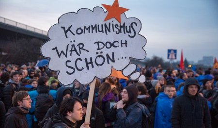 Frankfurt am Main, 18. März: Demonstration zur Eröffnung des Neu...