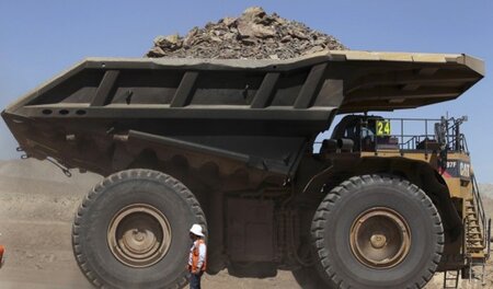 Kupfererztransporter in Chile: Extraktivismus, also reine Rohsto...