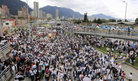 Massenprotest in Bogotá: Mindestens 300.000 Menschen beteiligten... Massenprotest in Bogotá: Mindestens 300.000 Menschen beteiligten...