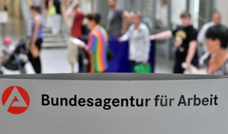 Leipzig, 30. Juni 2010: Anstehen bei der Agentur für Arbeit Leipzig, 30. Juni 2010: Anstehen bei der Agentur für Arbeit