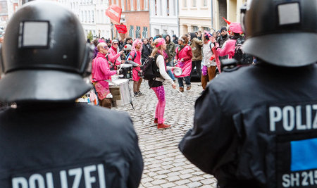 Bunter Protest und schwarze Polizei am Dienstag in Lübeck