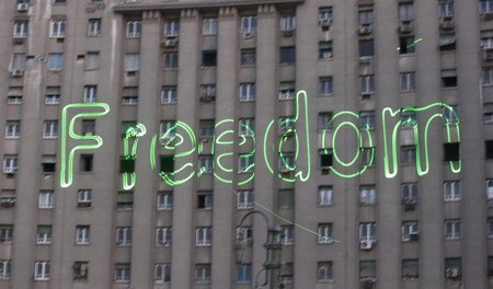 »Freiheit« fordert diese Laserlicht-Inschrift in Kairo auf einer...