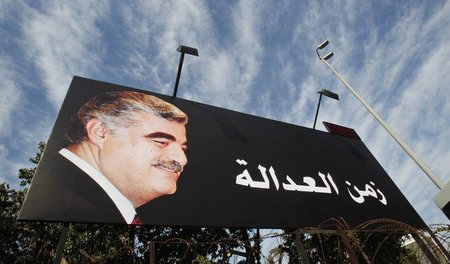 »Zeit für Gerechtigkeit«, heißt es auf einer Tafel in Beirut neb...