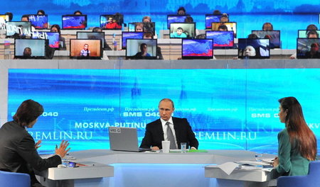 Russlands Präsident Wladimir Putin am Donnerstag im Fernsehstudi...