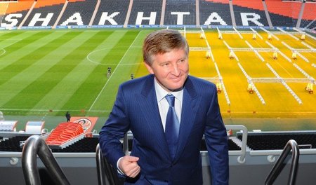 Oligarch im Rückwärtsgang: Rinat Achmetow ist u. a. Besitzer des... Oligarch im Rückwärtsgang: Rinat Achmetow ist u. a. Besitzer des...