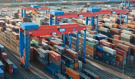 Containerterminal im Hamburger Hafen: Ein schwacher Euro lässt d... Containerterminal im Hamburger Hafen: Ein schwacher Euro lässt d...