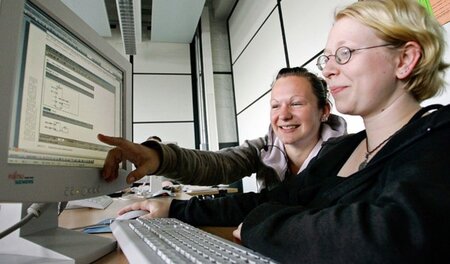 Noch ziemlich allein: Zwei angehennde Mechatronikerinnen, 2007 i... Noch ziemlich allein: Zwei angehennde Mechatronikerinnen, 2007 i...