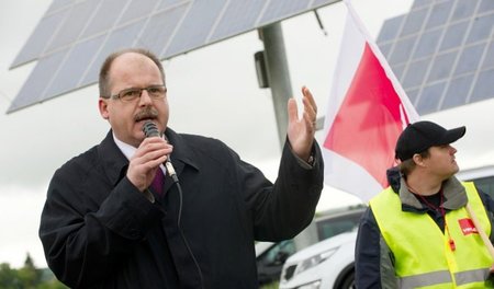 Stefan Körzell vor dem Amazon-Logistikcenter in Bad Hersfeld (29...