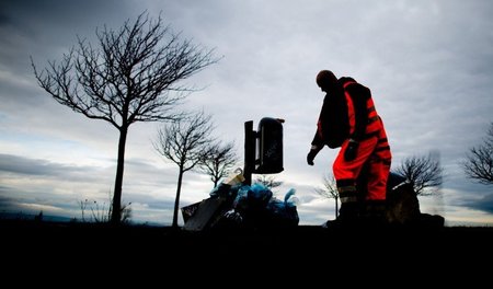 Laub harken, jäten, Müll entsorgen: Im Hamburger Projekt »Tagwer... Laub harken, jäten, Müll entsorgen: Im Hamburger Projekt »Tagwer...