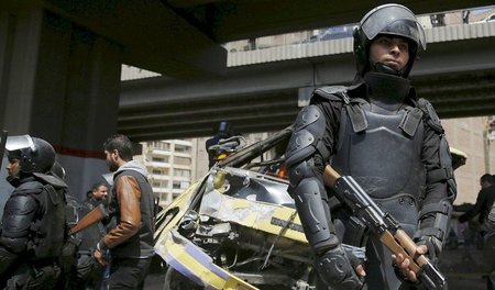 Schwerbewaffnete Polizisten: Ägyptens Repressionsbehörden stehen... Schwerbewaffnete Polizisten: Ägyptens Repressionsbehörden stehen...