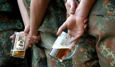 Stillgestanden, Prost! Bundeswehrsoldaten beim »lockeren Rückkeh... Stillgestanden, Prost! Bundeswehrsoldaten beim »lockeren Rückkeh...