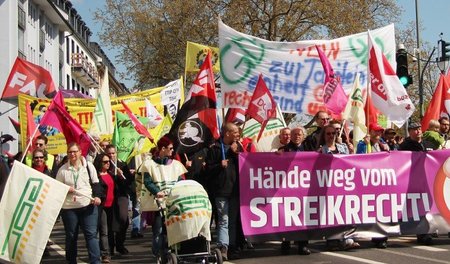 Dass es ihr mit dem Tarifeinheitsgesetz um Einschränkung des Str...