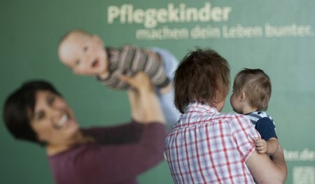 Staatliche Aufgaben wie die Vermittlung von Pflegekindern sind a... Staatliche Aufgaben wie die Vermittlung von Pflegekindern sind a...
