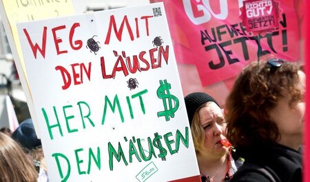 Erzieherinnen im Warnstreik, hier am 18. März in Reutlingen (Bad... Erzieherinnen im Warnstreik, hier am 18. März in Reutlingen (Bad...