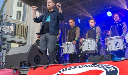 Peter Fox und junge Trommler der Schule BAEM am Samstag bei den ...