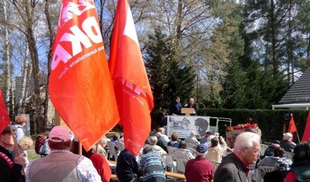 Thälmann-Kundgebung in Ziegenhals bei Berlin (19. April 2015) Thälmann-Kundgebung in Ziegenhals bei Berlin (19. April 2015)