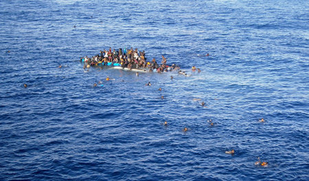 Am 12. April kenterte ein Flüchtlingsboot in der Nähe des Fracht...