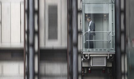 In Fahrstühlen spielen sich gelegentlich Dramen ab. Manche erfül...