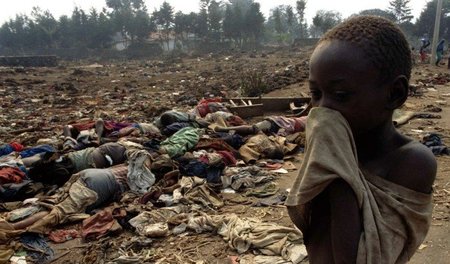 Kalkulierter Massenmord: Ein kleiner Junge steht in Ruanda am 19...