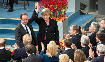 Händchenhaltende Preisträger: Frankreichs Präsident Francois Hol...