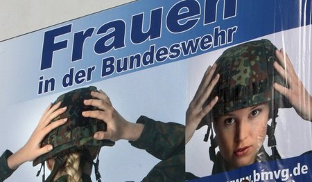 Töten soll keine Männersache bleiben. Werbung für den Bundeswehr...