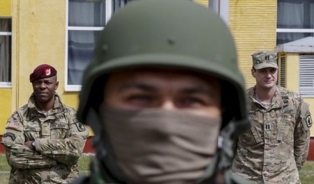 In bester Gesellschaft: US-Ausbilder mit Kämpfer der ukrainische...