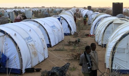 Zelte, soweit das Auge reicht: Flüchtlingslager in Dadaab unweit...