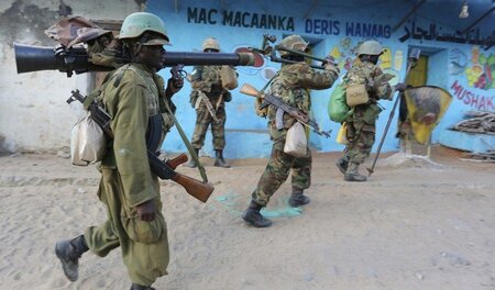 Somalische Soldaten und der afrikanischen Interventionstruppe AM...